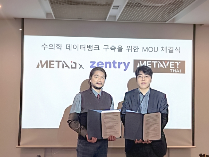김진욱 메타디엑스 대표(오른쪽)와 장현호 젠트리 대표가 업무협약을 맺고 있다. /사진=메타디엑스 제공