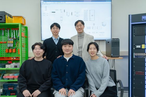 (왼쪽 상단부터) 전기전자컴퓨터공학과 박완호 박사과정생, 김윤수 교수, 고성혁&middot;황준벽&middot;황진솔 박사과정생/사진=GIST