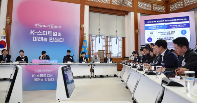 이재명 대통령이 지난 1월30일 청와대에서 열린 국가창업시대 전략회의  'K-스타트업이 미래를 만든다'에서 참석자의 질문을 경청하고 있다. /사진=뉴스1