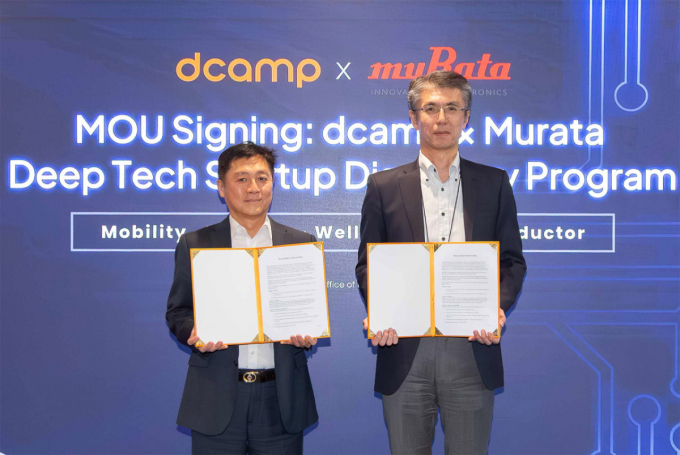 전날 박영훈 디캠프 대표(왼쪽)와 한국무라타전자 미즈노 도시히로 대표이사가 국내 딥테크 스타트업 발굴 프로그램 추진을 위한 업무협약(MOU)을 체결하고 기념촬영을 하고 있다./사진제공=디캠프