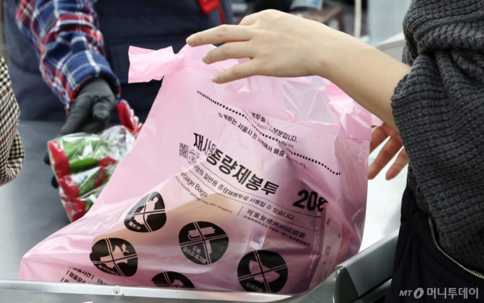 3월 26일 서울 시내 한 대형마트에서 고객들이 종량제 봉투에 물건을 담는 모습. 2026.3.26/뉴스1 /사진=(서울=뉴스1) 최지환 기자