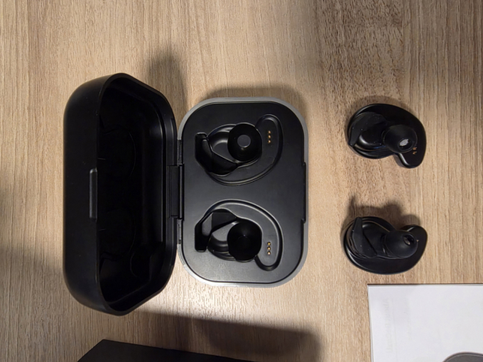 오션스바이오가 올해부터 양산을 시작하는 수면장애 개선 웰니스 기기 BeCozU. 한쪽 기기는 전기 신호를 내보내고, 다른족 기기는 실시간 뇌파를 측정해 환자 맞춤형 신호를 미세 조정할 수 있도록 돕는다. /사진=오션스바이오