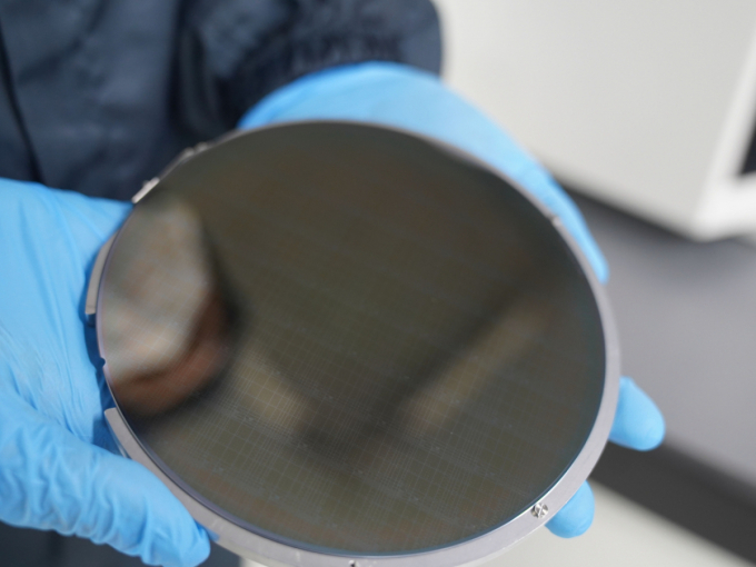 아이브이웍스의 새로운 공정 솔루션 reGaN이 적용된 6인치 GaN HEMT on Si /사진=아이브이웍스 제공