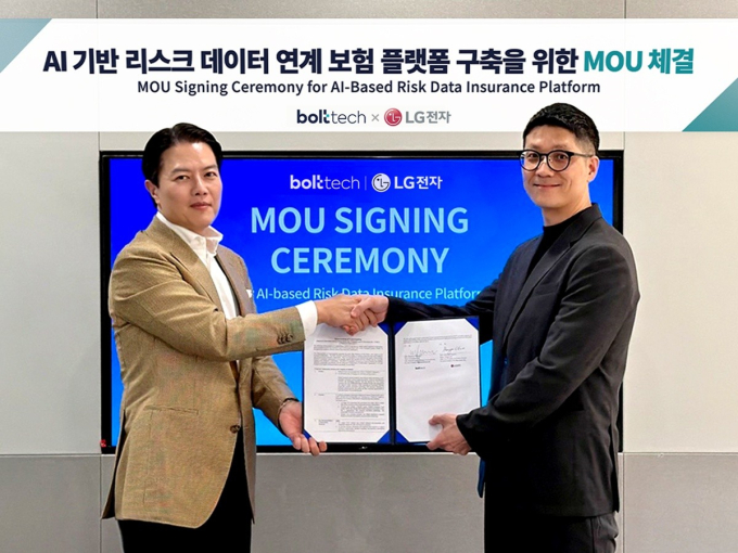 왼쪽부터 고광범 볼트테크코리아 대표, 조봉수 LG전자 AI솔루션담당 상무 /사진제공=볼트테크코리아