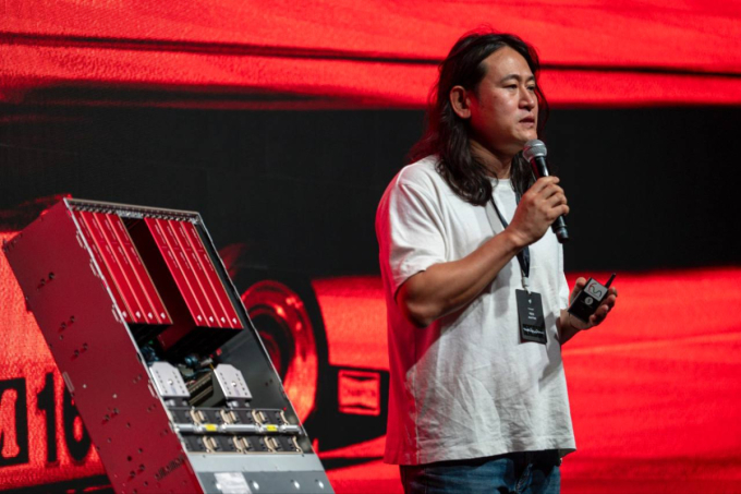 백준호 퓨리오사AI 대표가 2일 서울시 강남구 SJ쿤스트할레에서 열린 '레니게이드 2026'에서 발표하고 있다 /사진=퓨리오사AI