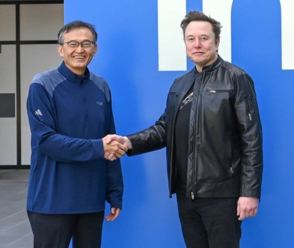 립부 탄 인텔 CEO와 일론 머스크 테슬라 CEO가 악수하고 있다./사진=X