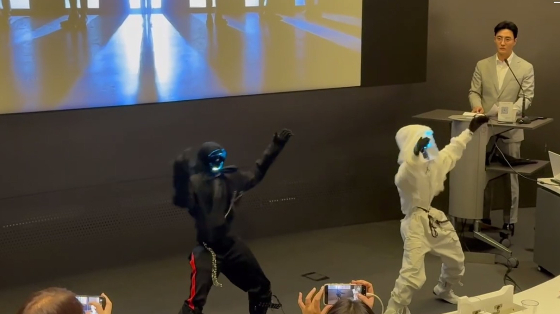 갤럭시코퍼레이션이 선보인 안무로봇./사진=박기영 기자