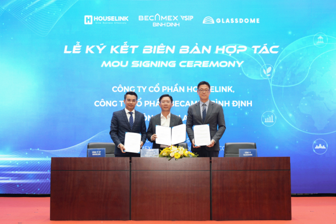 왼쪽부터 응우옌 탄 롱 하우스링크 대표, 응우옌 반 랑 베카멕스 빈딘 대표, 함진기 글래스돔 대표가 지난 3월 31일 베트남 호치민에서 베카멕스 VSIP 빈딘 산업단지 내 탄소 관리 체계 구축을 위한 3자 업무협약(MOU)을 체결하고 있다. /사진제공=글래스돔