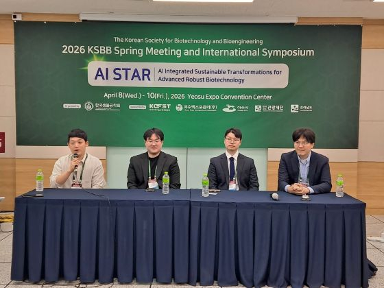 (왼쪽부터)박준영 한국화학연구원 선임연구원, 이진규 동아대학교 교수, 임사무엘 연세대학교 교수, 김준우 인하대학교 교수/사진=한국생물공학회 