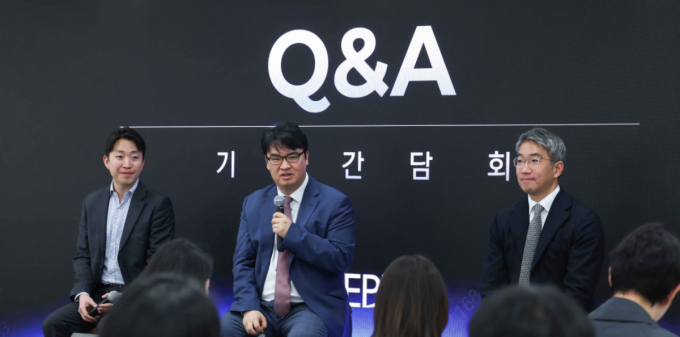  (왼쪽부터) 딥엑스 고범석 이사, 김녹원 대표, 조영호 CFO가 기자간담회에서 기자들의 질문에 답변하고 있다./사진=딥엑스
