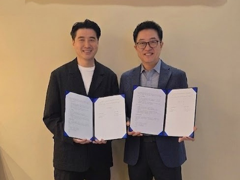 정규호 리브애니웨어 대표(왼쪽)와 김홍열 AZMT 대표가 업무협약을 맺고 있다. /사진=최태범 기자