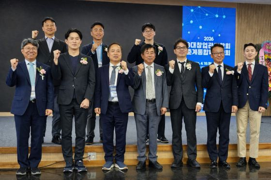 18일 서울창업허브 공덕에서 열린 '3대 창업 관련 학회 춘계통합학술대회'에서 노용석 중소벤처기업부 1차관(아래 왼쪽에서 두 번째), 김영태 한국창업학회장(아래 왼쪽에서 세 번째), 최병철 한국벤처창업학회장(아래 왼쪽에서 다섯 번째), 박상문 기업가정신학회 전 학회장(아래 왼쪽 첫 번째), 임상연 머니투데이 유니콘팩토리(미래산업부) 부국장(위 왼쪽에서 두 번째)과 창업대상 각 부문 수상자들이 기념촬영을 하고 있다. /사진=류준영 기자