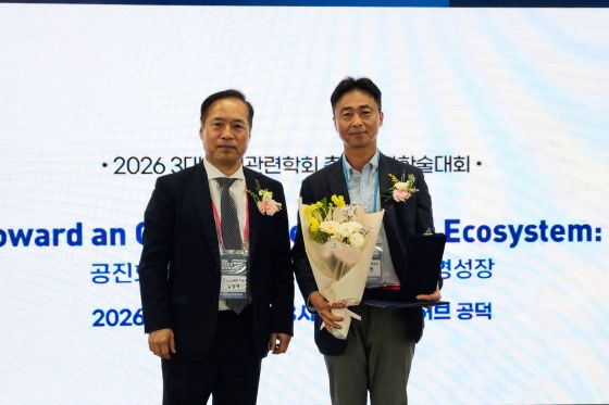 머니투데이 스타트업 미디어 플랫폼 '유니콘팩토리'가 3대 창업 관련 학회 춘계통합학술대회에서 '창업생태계혁신 대상'을 수상했다.(왼쪽부터)김영태 한국창업학회 학회장, 임상연 머니투데이 유니콘팩토리(미래산업부) 부국장이 기념사진을 촬영하고 있다/사진=류준영 기자 