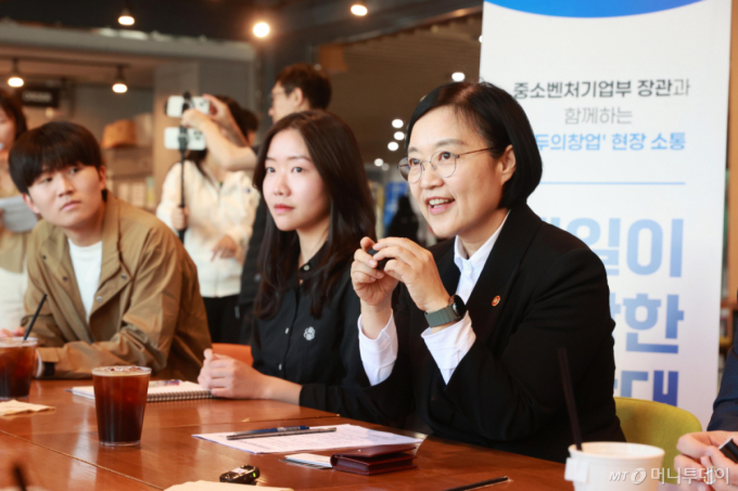 한성숙 중소벤처기업부 장관이 지난 13일 대전광역시 유성구 충남대학교에서 열린 '충남대학교 창업동아리 대학생 간담회'에서 인사말을 하고 있다. /사진=중소벤처기업부