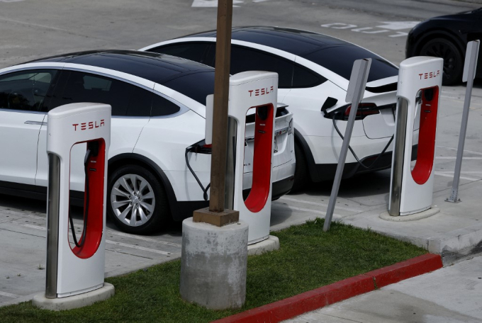 지난달 30일(현지시간) 미국 캘리포니아주 패서디나의 테슬라 슈퍼차저 스테이션에서 테슬라 차량들이 충전을 하고 있다./AFPBBNews=뉴스1