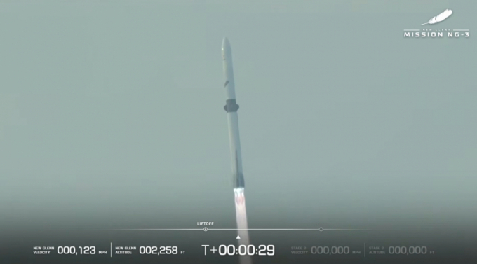 블루 오리진의 발사체 '뉴 글렌 3호'가 19일 (현지 시각) 플로리다주 케이프 커내버럴 우주군 기지에서 발사되고 있다.  /사진=블루 오리진 생중계 화면 갈무리