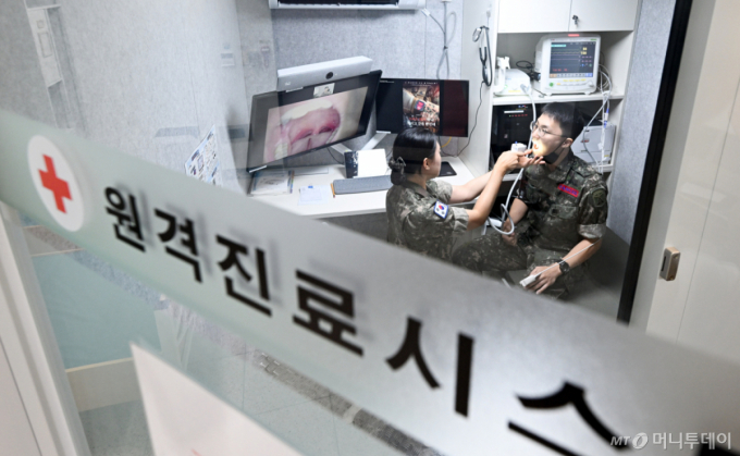 육군은 2025년 6월20일 원격진료시스템 노후장비 교체 및 개선 사업을 통해 격오지 부대 장병들의 의료접근성을 크게 개선했다고 밝혔다.  사진은 육군부사관학교 유격교육대에 설치된 원격진료시스템에서 의무지원부사관이 군의관의 지시에 따라 환자의 상태를 확인하는 모습 /사진=뉴스1