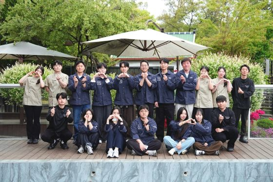 스트레스솔루션 임직원들이 R&amp;D 쇼룸 '비래키키'에서 촬영한 단체사진