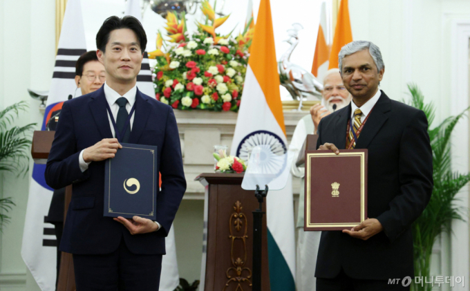 노용석 중소벤처기업부 제1차관과 페리아사미 쿠마란 외교부 아태차관이 20일(현지 시간) 인도 하이데라바드 하우스에서 이재명 대통령과 나렌드라 모디 인도 총리가 임석한 가운데 중소기업 협력 양해각서를 체결한 뒤 기념촬영을 하고 있다. /사진=뉴스1