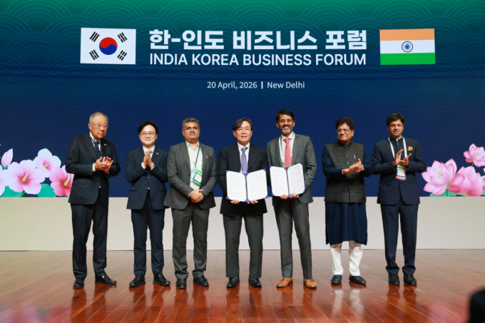 이철원 어피닛 대표(가운데)가 인도의 예스뱅크(YES BANK)와 업무협약을 체결했다. /사진=어피닛 제공