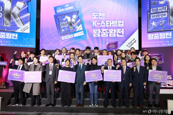 노용석 중소벤처기업부 제1차관이 지난해 12월 12일 서울 강남구 코엑스에서 열린 &lsquo;도전! K-스타트업 왕중왕전&rsquo;에서 수상자들과 기념 촬영을 하고 있다. /사진=중소벤처기업부