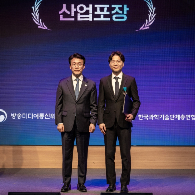 김주영 하이퍼엑셀 대표(오른쪽)가 '2026년 정보통신 유공 정부포상' 시상식에서 김민석 국무총리(왼쪽)에게 정보통신 유공 포장을 받았다./사진=하이퍼엑셀