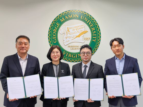 지난 21일 조지메이슨대학교 한국캠퍼스가 타임교육 C&amp;P, ㈜고파, AES 코리아와 함께 글로벌 교육 혁신 및 K-컬처 AI 융합 인재 양성을 위한 업무협약(MOU)을 체결하고 기념사진을 촬영하고 있다. (왼쪽부터 배우인 타임교육 C&amp;P 상무/AES 코리아 사무총장, 권소영 조지메이슨대학교 한국캠퍼스 산학협력단장, 정장민 ㈜고파 대표, 강도영 타임교육 C&amp;P 부장)