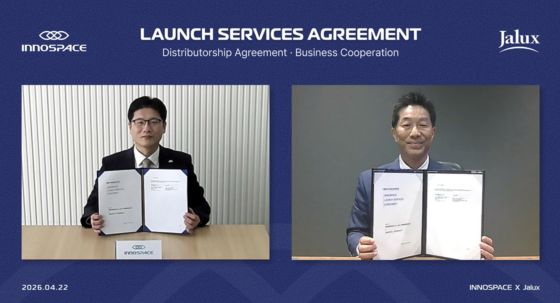 이노스페이스-자룩스 발사 서비스 계약 체결식 (좌) 이노스페이스 김수종 대표이사, (우) 자룩스 카사이 토시아키 대표이사/사진=이노스페이스 
