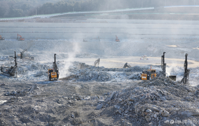  9일 경기도 용인시 처인구 원삼면 용인반도체클러스터 일반산업단지 공사현장에서 분주하게 공사가 진행되고 있다. (공동취재) 2026.1.9/뉴스1  Copyright (C) 뉴스1. All rights reserved. 무단 전재 및 재배포,  AI학습 이용 금지.