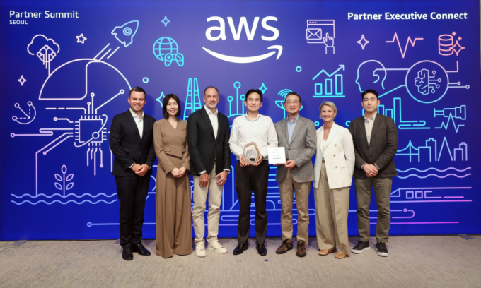 (왼쪽부터) 크리스 케이시 AWS APJ 파트너 세일즈 및 개발 디렉터, 방희란 AWS 코리아 파트너 세일즈 및 개발 총괄, 하이메 발레스 AWS APJC 부사장, 정수덕 센드버드 파트너십 총괄, 함기호 AWS 코리아 대표이사, 코리 브리스코 AWS APJ 파트너 코어 디렉터, 차인혁 파트너 개발 매니저가 지난 21일 AWS 파트너 서밋 서울 2026에서 기념 촬여을 하고 있는 모습. /사진제공= 센드버드