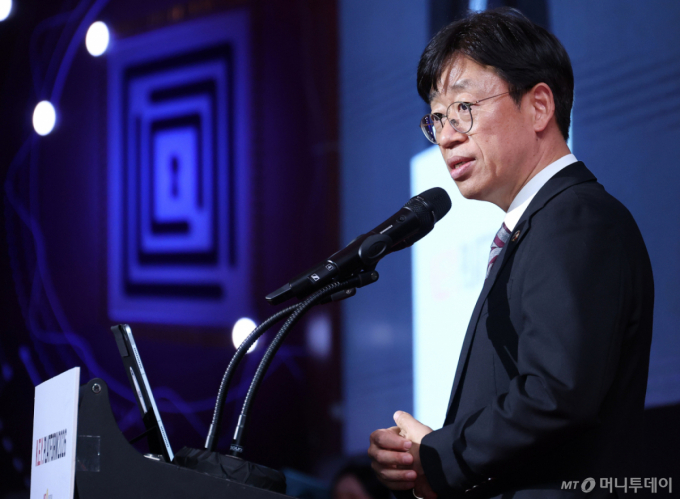 오태석 우주항공청장이 24일 영등포구 콘래드 서울에서 머니투데이 주최로 진행된 '2026 키플랫폼' 특별세션4 '제1회 K-우주포럼: 뉴스페이스 시대 기회와 도전'에서 축사를 하고 있다. /사진=김창현 chmt@