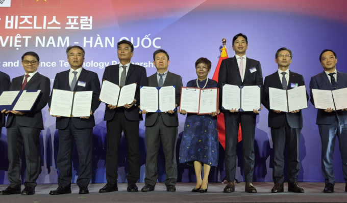 이용균 알스퀘어 대표(오른쪽에서 세 번째)가 베트남 낀박그룹(KBC)과 업무협약을 체결뒤 기념촬영을 하고 있다 /사진=알스퀘어 제공