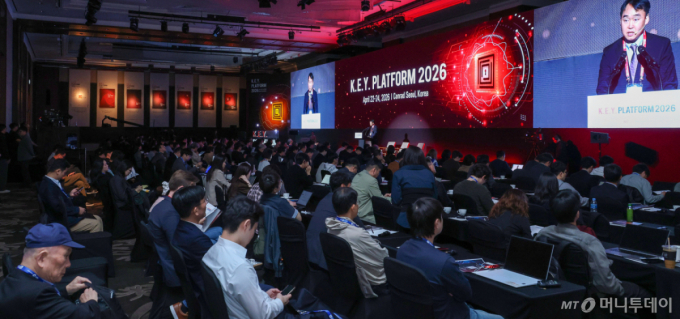 이복직 서울대학교 교수가 24일 영등포구 콘래드 서울에서 머니투데이 주최로 진행된 '2026 키플랫폼' 특별세션4 '제1회 K-우주포럼: 뉴스페이스 시대 기회와 도전'에서 개회사를 하고 있다. /사진=김창현 기자 chmt@
