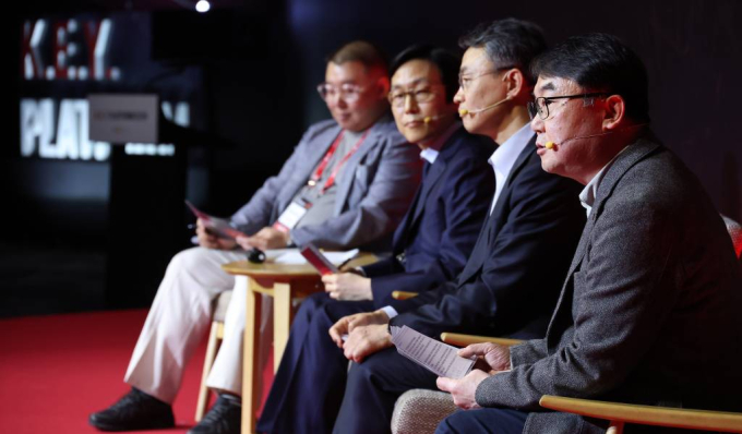 지난 24일 콘래드 서울에서 머니투데이 주최로 진행된 '2026 키플랫폼' 특별세션4 '제1회 K-우주포럼: 뉴스페이스 시대 기회와 도전'에서 패널들이 한국형 소버린 네트워크 구축의 필요성에 대해 발언하고 있다. /사진=김창현 기자 chmt@