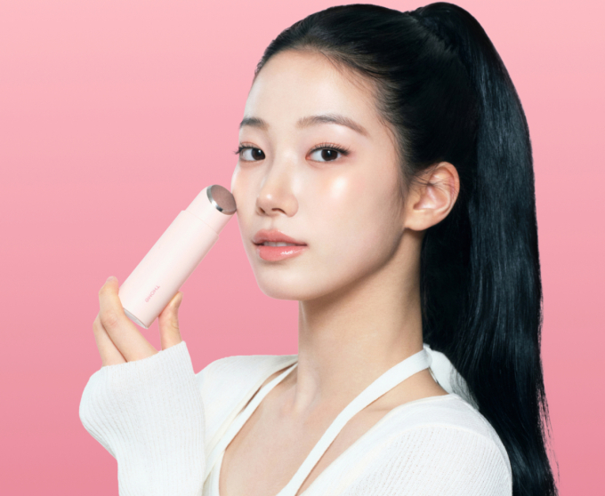 에스테틱 브랜드 톰(THOME)의 투앤티업의 모델로 발탁된 그룹 르세라핌의 카즈하/사진제공=앳홈