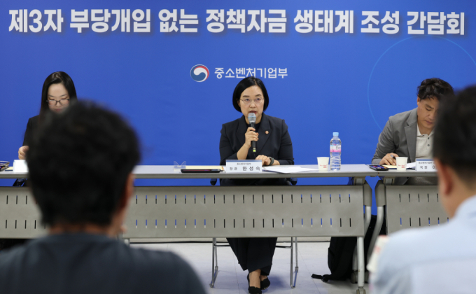 @IMG1@(서울=뉴스1) 오대일 기자 = 한성숙 중소벤처기업부 장관이 22일 오전 서울 종로구 소상공인시장진흥공단 서울중부센터에서 열린 제3자 부당개입 없는 정책자금 생태계 조성 간담회에서 모두발언을 하고 있다.