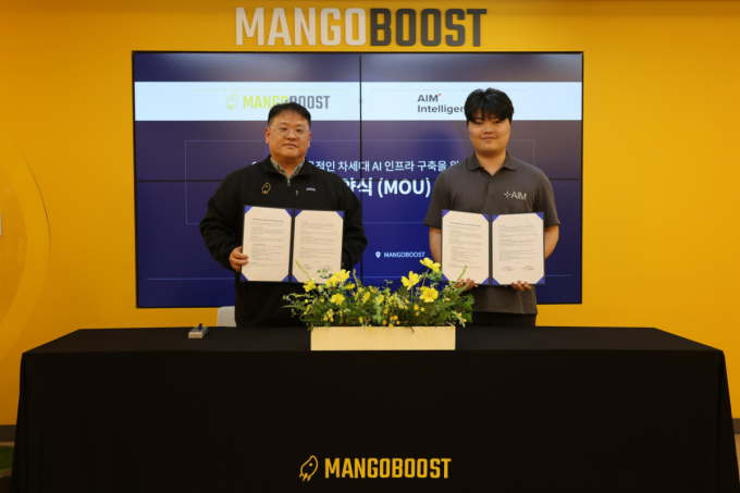 김장우 망고부스트 대표(왼쪽)와 유상윤 에임인텔리전스 대표가 업무협약을 맺고 있다. /사진=에임인테리전스 제공 
