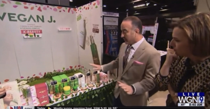 시카고 대표 방송사인 WGN-TV에 방송된 '아메리카 뷰티쇼'의 비건제이 부스에 프랭크 풀코 대표가 직접 출연해 소개했다/사진제공=WGN-TV