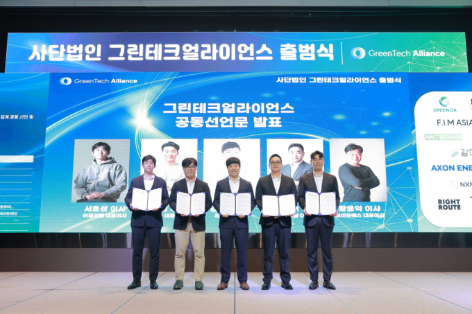 (왼쪽부터)서호성 어글리랩 대표, 황윤익 브이유에스 대표, 김근호 리코 대표, 민창욱 리사이클팜 대표, 고재성 같다 대표 /사진=그린테크얼라이언스 제공