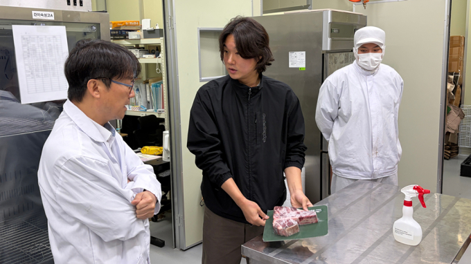 이용관 블루포인트파트너스 대표(왼쪽 첫번째)가 김영재 솔트바이펩 대표(왼쪽 두번째)로부터 냉동 숙성육에 관련한 기술적 설명을 듣고 있다. / 사진=블루포인트파트너스