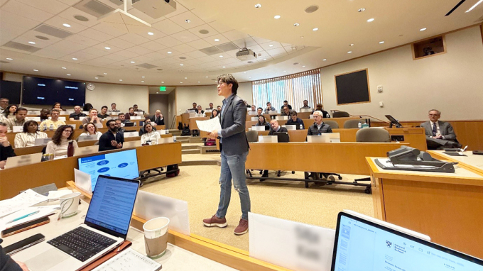 박형진 콥틱 공동대표가 하버드 경영대학원(HBS) 강단에 올라 학생들과 토론을 진행하고 있다. /사진=콥틱 제공