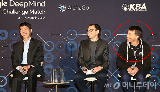  구글 딥마인드에서 '알파고'(AlphaGo)와 '알파제로'(AlphaZero)를 설계한 AI 연구자 데이비드 실버가 창업한 인에퍼블 인텔리전스가 11억달러 시드 투자금을 유치했다. (왼쪽부터) 사진은 2016년 3월 제4국 후 기자간담회에 참석한 이세돌 프로바둑기사, 데미스 하사비스 딥마인드 대표, 데이비드 실버 알파고 개발총괄. /사진=구글