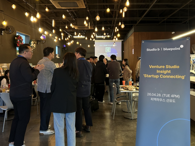 지난달 28일 블루포인트가 서울 영등포구 피맥하우스에서 현업 오픈이노베이션(OI) 담당자들을 대상으로 '벤처스튜디오 인사이트: 스타트업 커넥팅' 세미나를 진행했다. /사진제공=블루포인트파트너스