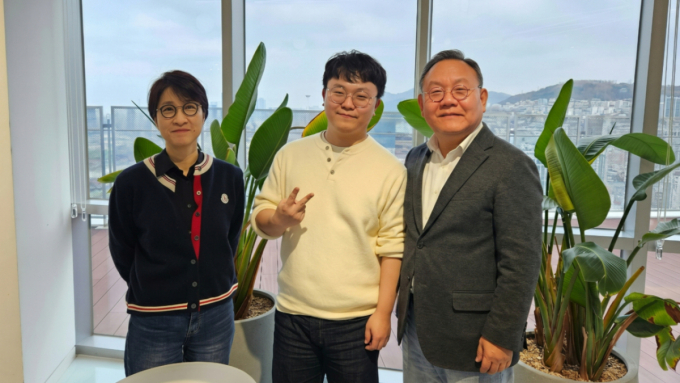 (왼쪽부터)소프트스퀘어드의 송영서 CSO(최고전략책임자)와 이하늘 대표, 김홍일 케이유니콘인베스트먼트 대표 /사진=최태범 기자