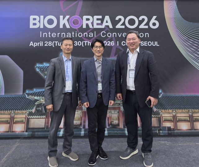 '바이오코리아 2026'에 참가한 (왼쪽부터) 얩바이오 김성준 대표이사, 신주호CTO, 최형규 기획이사가 기념촬영을 하고 있다.  /사진제공=얩바이오