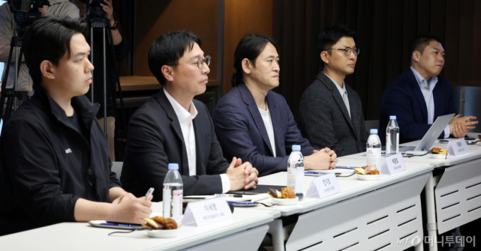 백준호(가운데) 퓨리오사 AI 대표 등이12일 오후 서울 강남구 퓨리오사 AI에서 열린 AI 반도체(NPU) 기업 현장방문 및 간담회에 참석해 이억원 금융위원장의 발언을 듣고 있다. 왼쪽부터 이세영 뤼튼테크놀로지스 대표, 전기정 LG AI연구원 부문장, 백 대표, 이활석 업스테이지 CTO, 김본환 로앤컴퍼니 대표. /사진=뉴시스