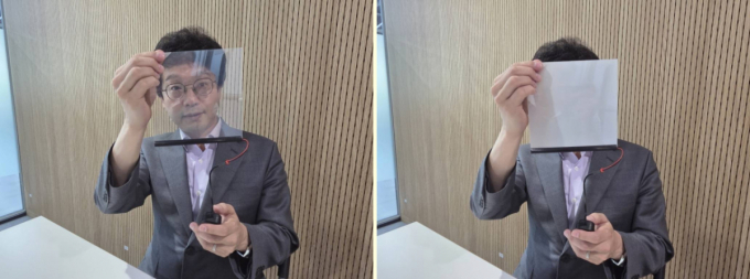 (왼쪽)윤희영 대표가 스마트 윈도에 적용되는 PDLC에 전류를 흘리기 전 투명한 상태. (오른쪽)배터리에 연결된 스위치를 누르자마자 PDLC 필름이 불투명하게 변했다. /사진=최우영 기자