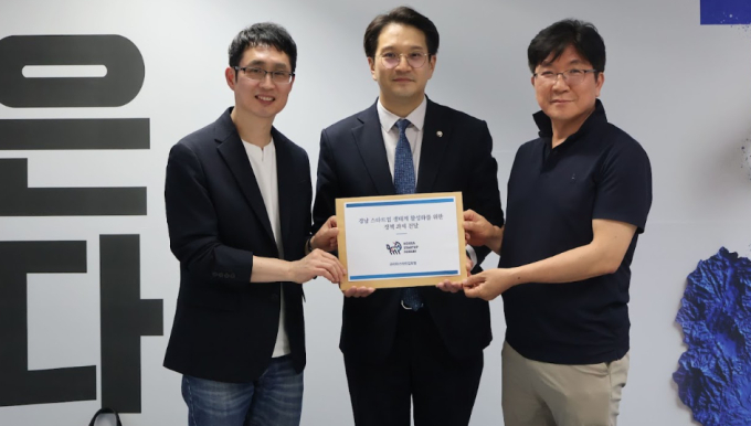 코리아스타트업포럼이 지난 19일 오후 경남 창원시 성산구 중앙동 더불어민주당 김경수 경남도지사 후보 캠프에서 '경남 인공지능 전환(AX) 고도화를 위한 스타트업 생태계 활성화'라는 제목의 정책제안서를 마련해 김 후보 캠프측에 전달했다. /사진=코리아스타트업포럼