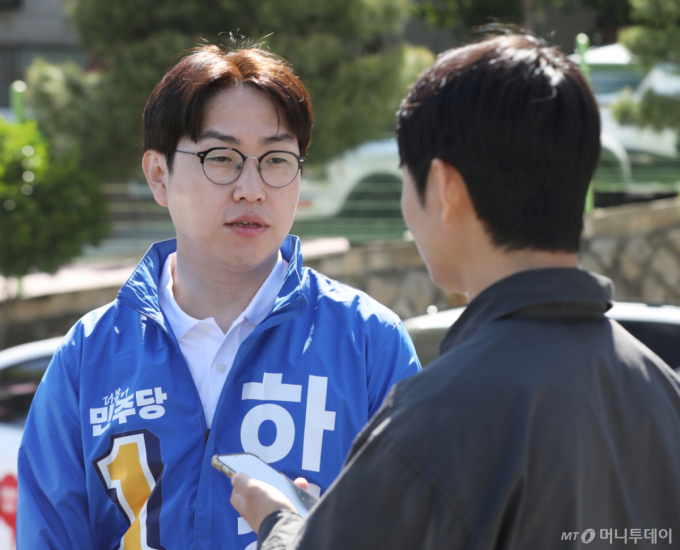 6&middot;3 국회의원 보궐선거 부산 북갑 하정우 더불어민주당 후보가 6일 오전 부산 북구 북구선거관리위원회에서 예비후보 등록을 마친 뒤 취재진 질문에 답하고 있다. /사진=뉴스1