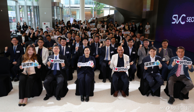 한성숙(왼쪽 세 번째) 중소벤처기업부 장관과 내빈들이 20일 오전 서울 마포구 스타트업벤처 캠퍼스 서울(SVC SEOUL)에서 열린 개소식에서 세리머니를 하고 있다./사진=뉴시스